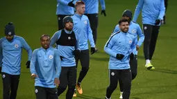 Pemain Manchester City melakukan pemanasan saat latihan jelang menghadapi Feyenoord di Liga Champions  di Manchester, Inggris (20/11). Di pertandingan ini Manchester City kehilangan bek tangguhnya John Stone yang mengalami cedera. (AFP Photo/Oli Scarff)