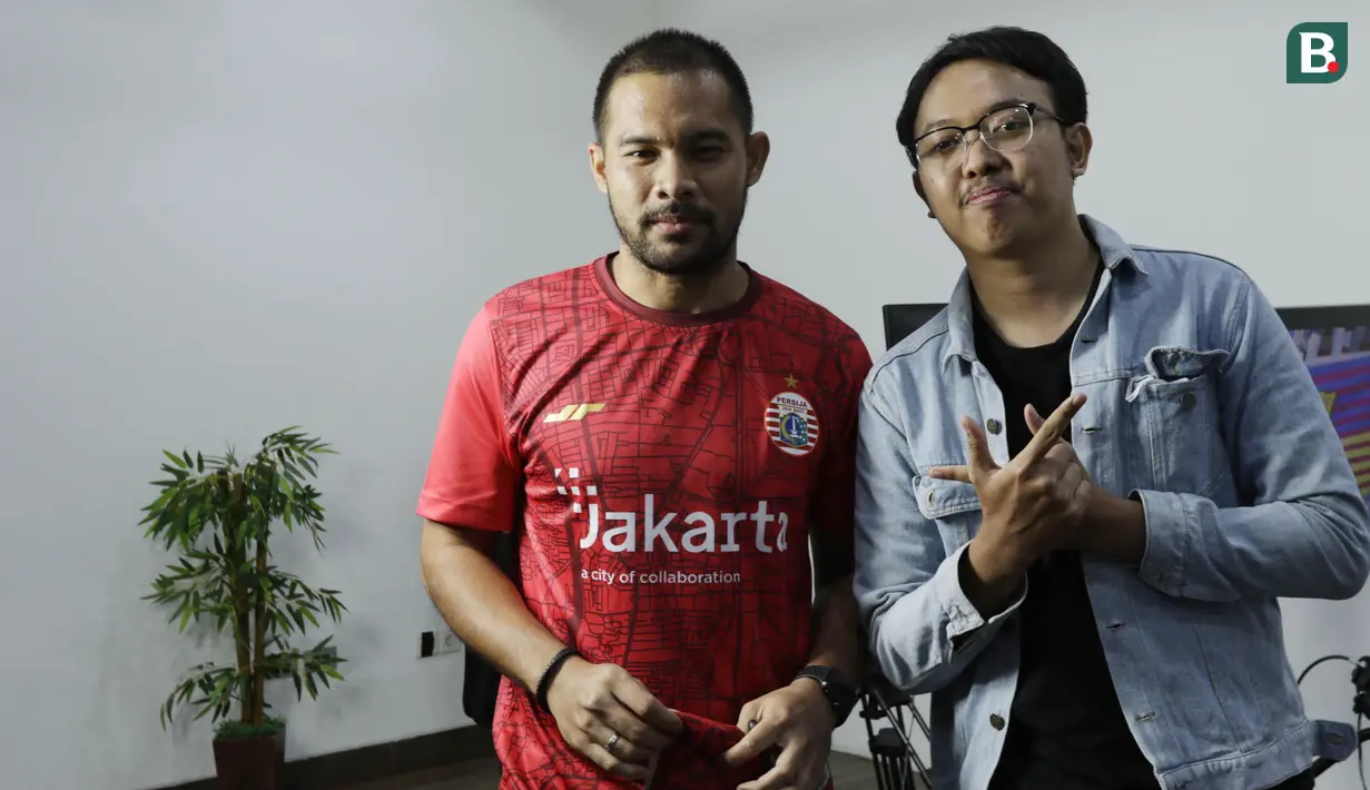 Pemain Persija Jakarta, Andritany Ardhiyasa, foto bersama Rizky Darmawan di Kantor KLY, Gondangdia, Jumat (26/6/2020). Andritany berhasil menjadi juara BOLA Esports Challenge setelah mengalahkan Rizky Darmawan dengan skor 8-0. (Bola.com/M Iqbal Ichsan)