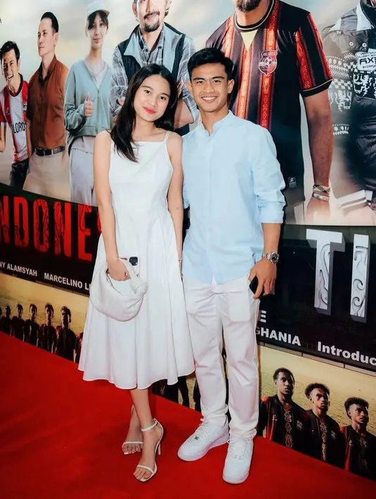 Lihat gaya manis keduanya di acara gala premiere sebuah film. Pratama Arhan mengenakan kemeja biru muda lengan panjang, dipadu celana panjang berwarna putih, sedangkan Azizah tampil manis dengan midi dress putih tanpa lengan, bertali spageti. [Foto: Instagram/arhanzize__]