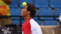 Rafael Nadal saat menyundul bola tenis usai sesi latihan  persiapan ajang Olimpiade Rio 2016 di Olympic park, Rio de Janeiro, (1/8/2016). (AFP/Rober Schmidt)