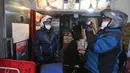 Pengunjung berfoto di sebelah kertas dengan tanda tangan sutradara Bong Joon-ho di restoran pizza yang muncul dalam film'Parasite' di Seoul, 15 Februari 2020. Lokasi syuting Parasite di Korea Selatan semakin ramai dikunjungi turis setelah film itu memborong Piala Oscar 2020. (AP/Ahn Young-joon)