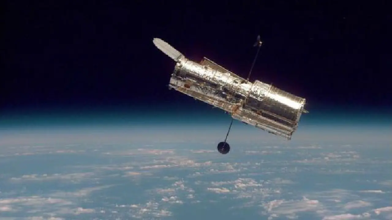 Teleskop Hubble (sumber: NASA)
