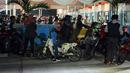 Pemudik menggunakan motor Honda keluaran tahun 70 an modifikasi saat tiba di dermaga 6 Pelabuhan Merak, Banten, Jumat (23/6). H-2 Lebaran 2017, ribuan pemudik bermotor memadati dermaga 6 Pelabuhan Banten. (Liputan6.com/Helmi Fithriansyah)