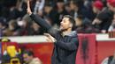 Pelatih Bayer Leverkusen, Xabi Alonso, memberikan arahan kepada anak asuhnya saat melawan Qarabag FK di pada laga Liga Europa di BayArena, Jumat (27/10/2023). Berkat hasil ini, Leverkusen pun semakin kokoh bertengger di puncak klasemen Grup H dengan poin 9. Sementara itu, Qarabag menempati peringkat dua dengan poin 6. (AP Photo/Martin Meissner)