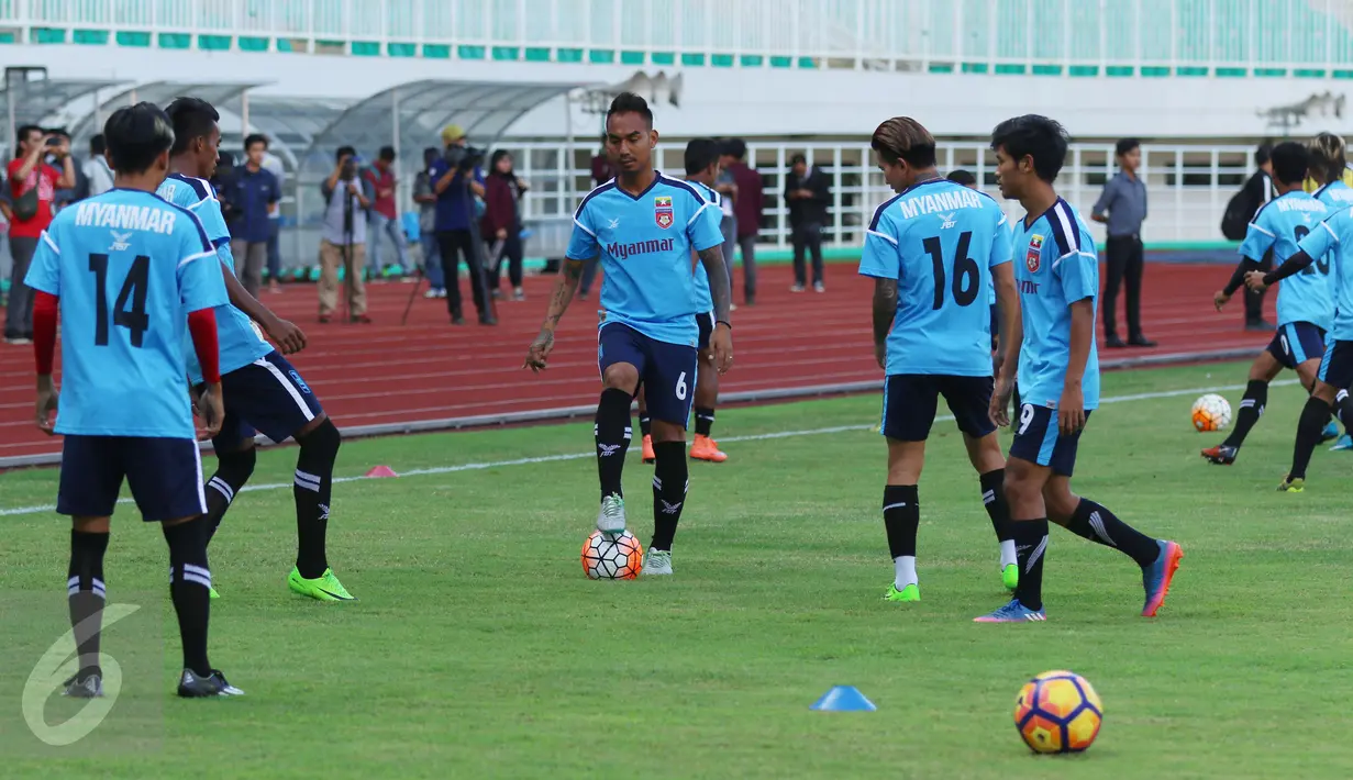 Pemain Timnas Myanmar saat latihan resmi laga persahabatan melawan Timnas Indonesia U-22 di Stadion Pakansari, Kab Bogor, Senin (20/3). Timnas Indonesia U-22 akan melakoni laga uji coba lawan Myanmar, (21/3). (Liputan6.com/Helmi Fithriansyah)