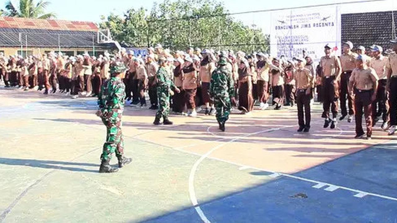 Puluhan Anggota TNI Turun Langsung ke SMA di Sukabumi untuk Didik Kedisiplinan