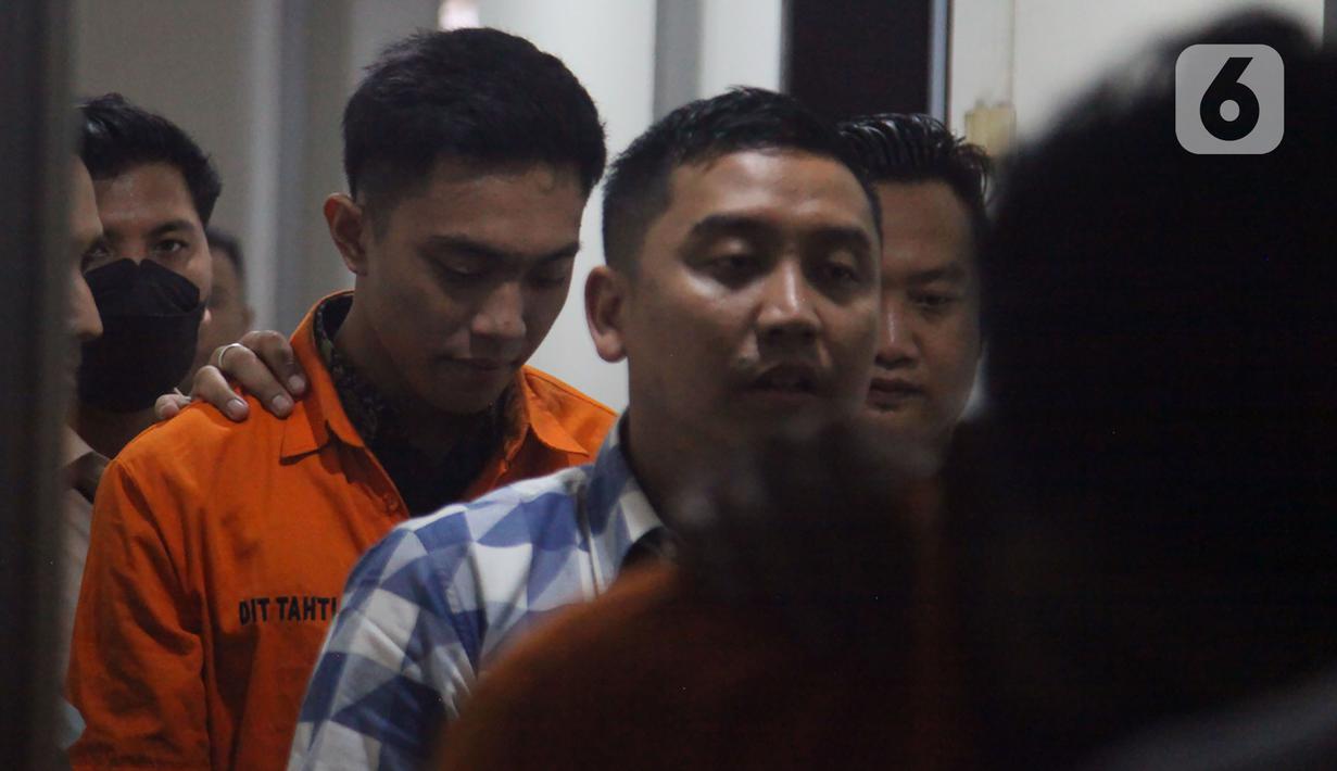 Tersangka Mario Dandy Satrio seusai menjadi saksi dalam kasus penganiayaan David Ozora dengan terdakwa AG, pacarnya di Pengadilan Negeri Jakarta Selatan, Selasa, (4/4/2023). (merdeka.com/Imam Buhori)