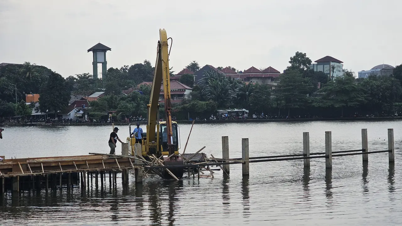 Pembangunan di atas danau di Depok. (Liputan6.com/Dicky Agung Prihanto)