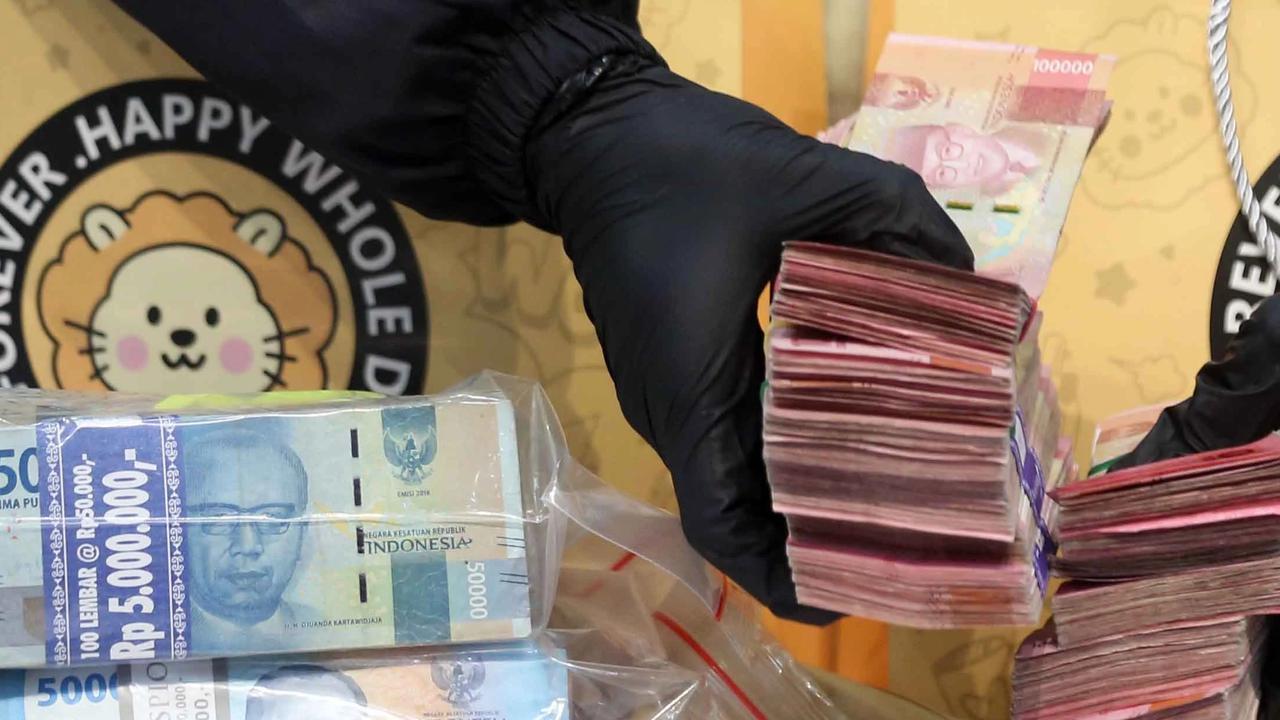 FOTO: KPK Tunjukkan Barang Bukti Uang dari OTT Bupati Cilacap