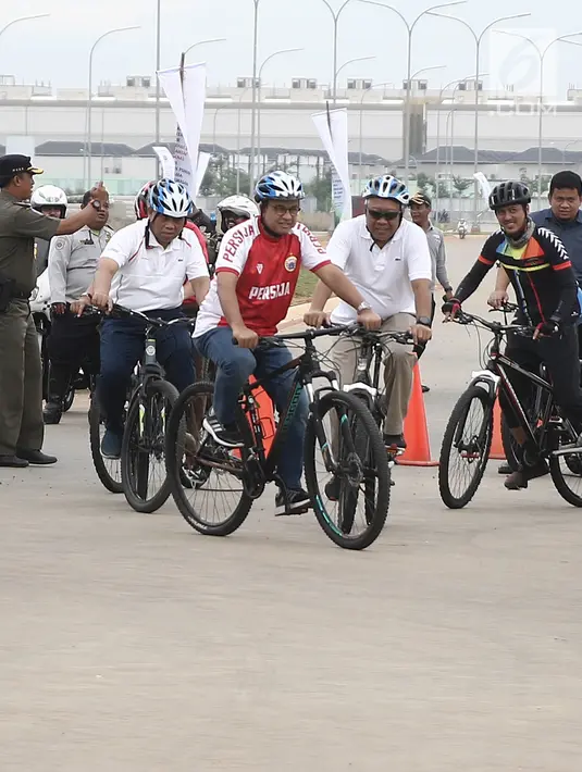 Gubernur DKI Jakarta Anies Baswedan bersepeda di kawasan Pantai Kita dan Pantai Maju, Minggu (23/12). Anies bersepeda santai ke lokasi acara peletakkan batu pertama di jalur jalan sehat dan sepeda santai (Jalasena). (Liputan6.com/Herman Zakharia)