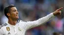 Namun niat Chelsea untuk memboyong Cristiano Ronaldo mendapatkan saingan dari Manchester United dan PSG yang juga berniat mendatangkan pemain asal Portugal itu. (EPA/Javier Lizon)