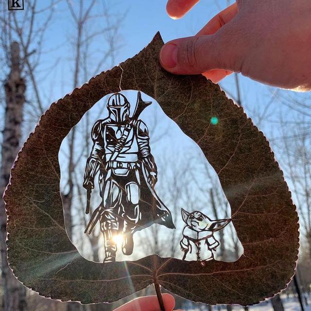 6 Potret Ukiran Daun Tema Kartun Ini Unik, Gambarkan Tokoh dengan Detail