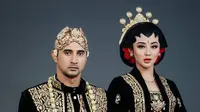 Ali Syakieb dan Margin Wieheerm dalam Busana Adat Jawa (Sumber: Instagram/aldiphoto)