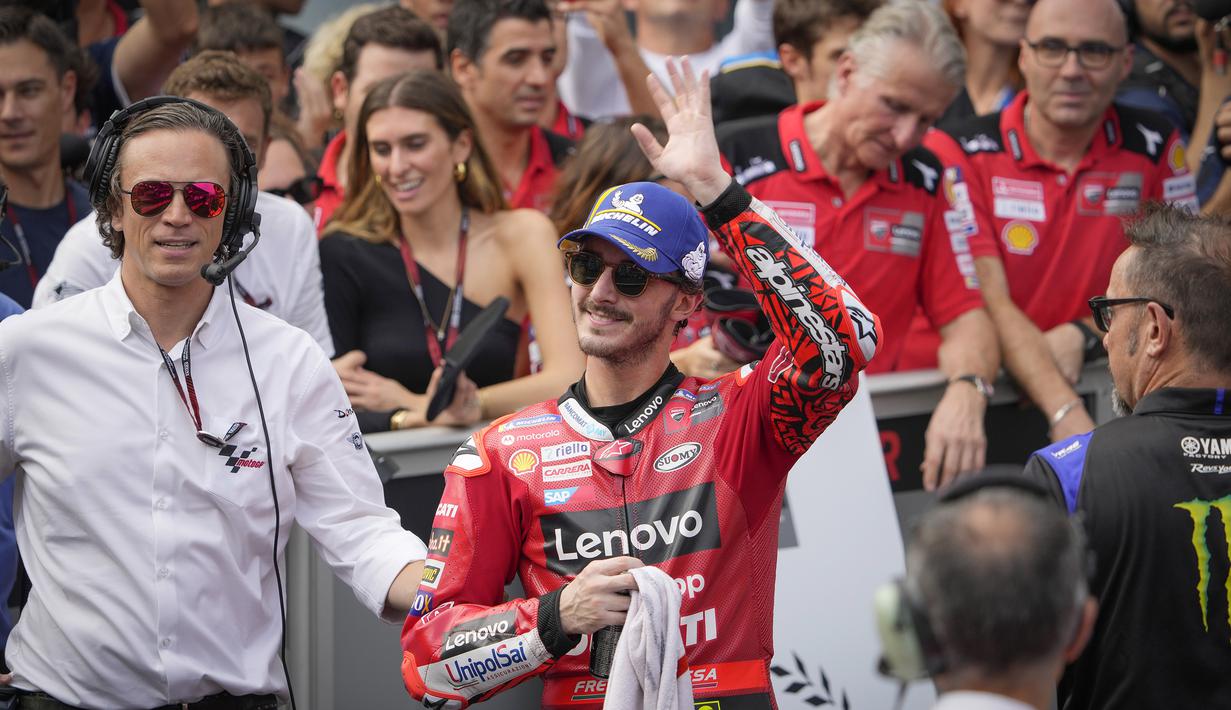Dengan kemenangannya di MotoGP Malaysia 2022, Francesco Bagnaia saat ini mengoleksi 258 poin, sementara saingan terdekatnya, Fabio Quartararo yang finis di posisi ketiga mengoleksi 235 poin. (AP/Vincent Thian)