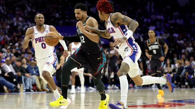 Pemain Pistons Daniss Jenkins beraksi melawan Sixers di lanjutan NBA
