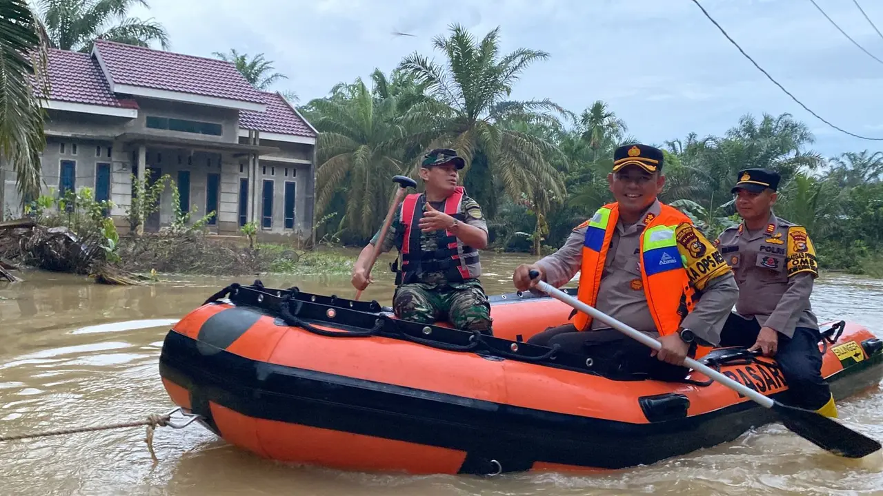 Polres Rokan Hulu bagi-bagi sembako kepada warga yang terdampak banjir sekaligus memberikan pesan kepada masyarakat agar mensukseskan Pemilu Damai tahun 2024.