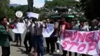 Demonstran sempat melempari kantor Disdukcapil Pandeglang dengan air mineral, hingga Ahok jamin pembongkaran Kalijodo berlangsung lancar.