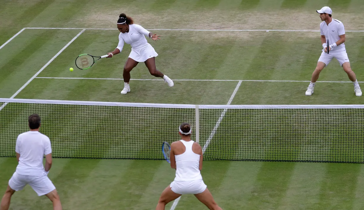 Pasangan ganda campuran Serena Williams/Andy Murray (atas) bermain menghadapi Bruno Soares/Nicole Melichar pada laga 16 besar Wimbledon 2019 di London, Inggris, Rabu (10/7/2019). Serena Williams/Andy Murray gagal melaju ke babak perempat final. (AP Photo/Kirsty Wigglesworth)