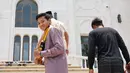 Pemain Timnas Indonesia U-22, Titan Agung Fawwazi tiba di depan Masjid Al Serkal, Phnom Penh, Kamboja, Jumat (5/5/2023) untuk melaksanakan ibadah Salat Jumat di sela-sela SEA Games 2023 Kamboja. (Bola.com/Abdul Aziz)