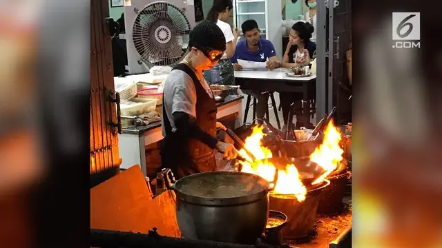 Chef asal Thailand ini tengah menjadi pembicaraan publik. Bintang Michelin ini miliki gaya nyentrik dengan mengenakan kacamata selam saat memasak.