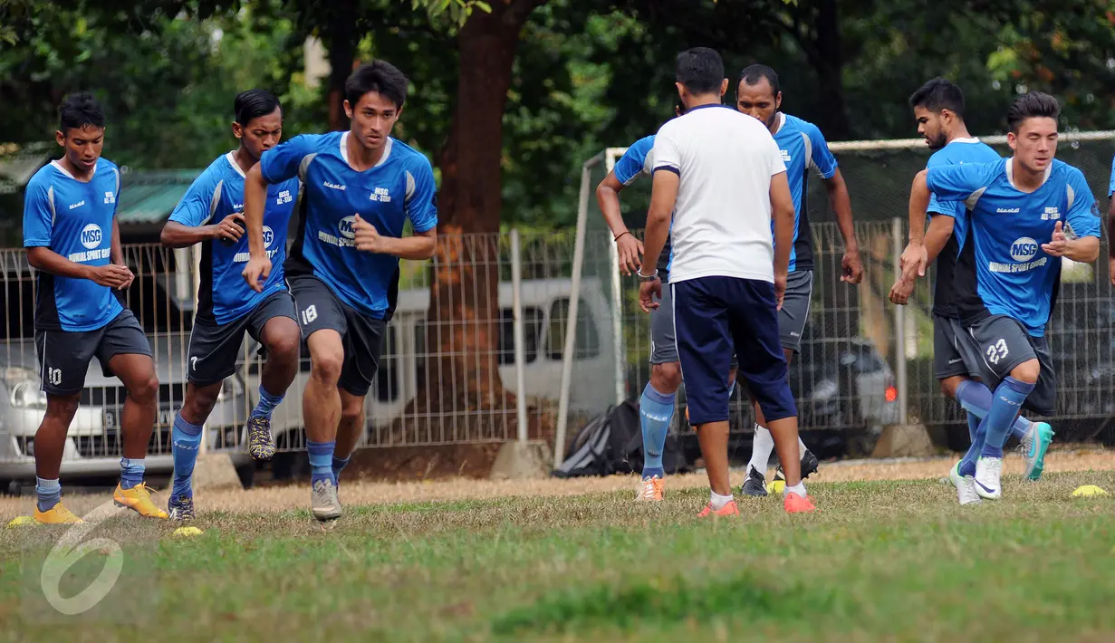 Gelandang PBR, Gavin Kwan Adsit (ketiga kiri) saat latihan jelang uji coba dengan Villa 2000 di Lapangan ISCI, Ciputat, Tangerang, Kamis (5/11/2015). Laga ini persiapan PBR menghadapi turnamen Piala Jenderal Sudirman. (Liputan6.com/Helmi Fithriansyah) 
