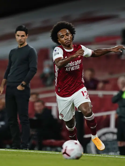 Gelandang Arsenal, Willian membawa bola saat bertanding melawan West Ham pada pertandingan lanjutan Liga Inggris di Stadion Emirates di London, Inggris, Sabtu (19/9/2020). Arsenal menang tipis 2-1 atas West Ham. (Will Oliver/Pool via AP)