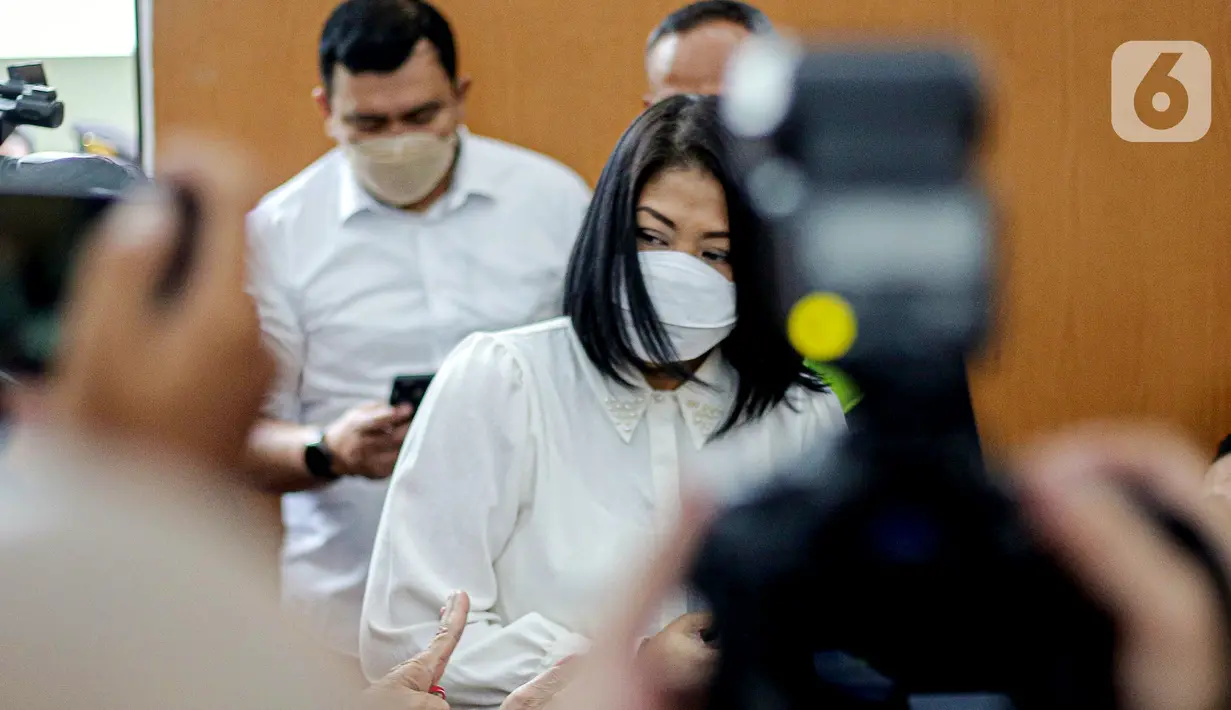 Terdakwa kasus pembunuhan Brigadir Nopriansyah Yosua Hutabarat atau Brigadir J, Putri Candrawathi (tengah) menjalani sidang lanjutan dengan agenda mendengarkan keterangan saksi dari Jaksa Penuntut Umum (JPU) di Pengadilan Negeri Jakarta Selatan, Selasa (8/11/2022). Dalam sidang tersebut JPU menghadirkan 10 orang saksi. (Liputan6.com/Faizal Fanani)