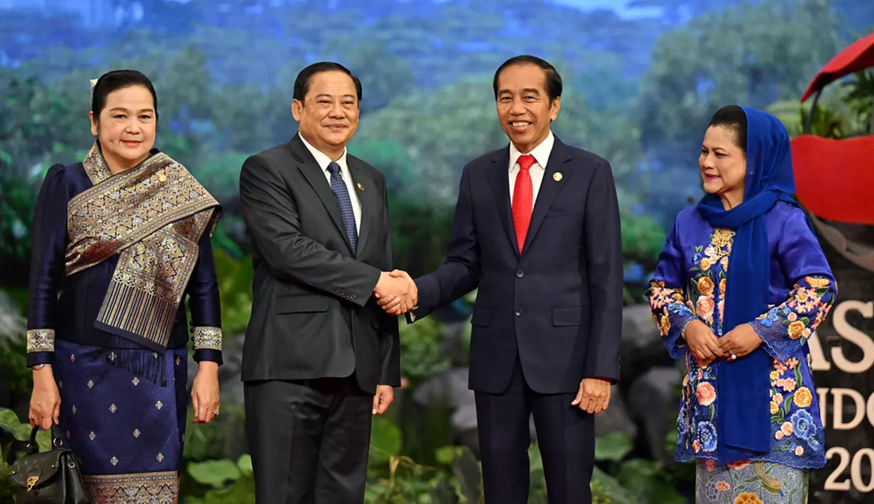 Presiden Indonesia Joko Widodo atau Jokowi (kedua kanan) dan Ibu Negara Iriana (kanan) menyambut Perdana Menteri Laos Sonexay Siphandone (kedua kiri) dan istrinya Vandara (kiri) setibanya mereka pada acara KTT ke-43 ASEAN di Jakarta, Indonesia, Selasa (5/9/2023). (Adek Berry/Pool Photo via AP)