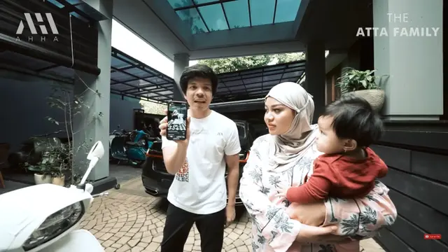 Atta Halilintar menghadiahi Aurel Hermansyah Vespa Justin Bieber (Foto: Screenshot YouTube Atta kasi Aurel AMEENA Motor Justin Bieber...)