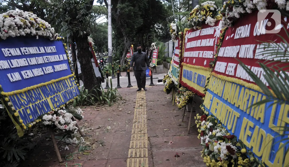 Deretan karangan bunga dari korban asuransi Jiwasraya terpajang di depan Gedung Pengadilan Tipikor, Jakarta, Rabu (3/6/2020). Puluhan karangan bunga tersebut berisi harapan para korban agar kasus segera tuntas dan uang mereka dapat kembali. (merdeka.com/Iqbal S. Nugroho)