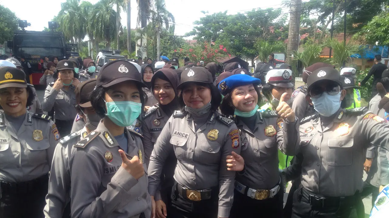 Polwan mengamankan demo di Gowa, Sulsel