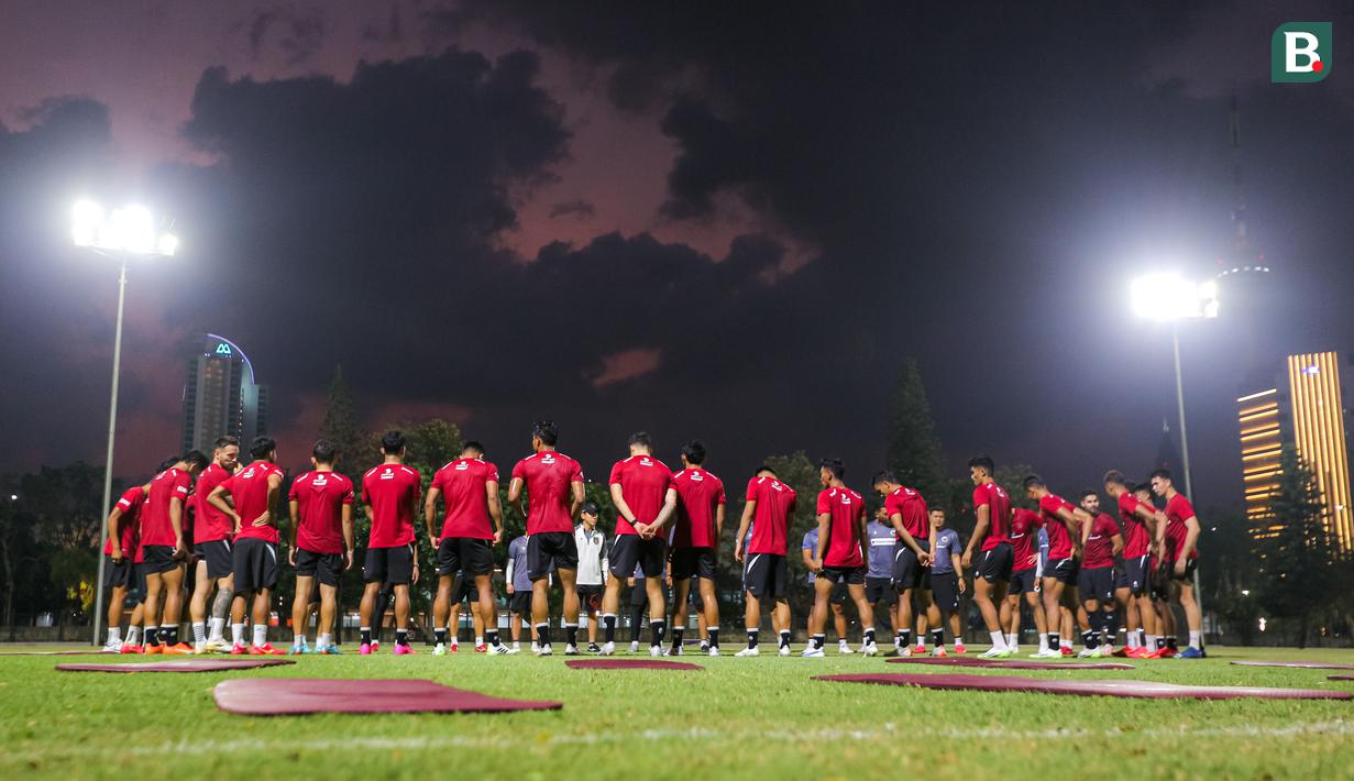 <p>Sejumlah pemain Timnas Indonesia melakukan briefing pada sesi akhir latihan menjelang laga leg pertama Kualifikasi Piala Dunia 2026 zona Asia melawan Brunei Darussalam di Lapangan A Kompleks Stadion Utama Gelora Bung Karno (SUGBK), Senayan, Jakarta, Senin (09/10/2023). (Bola.com/Bagaskara Lazuardi)</p>
