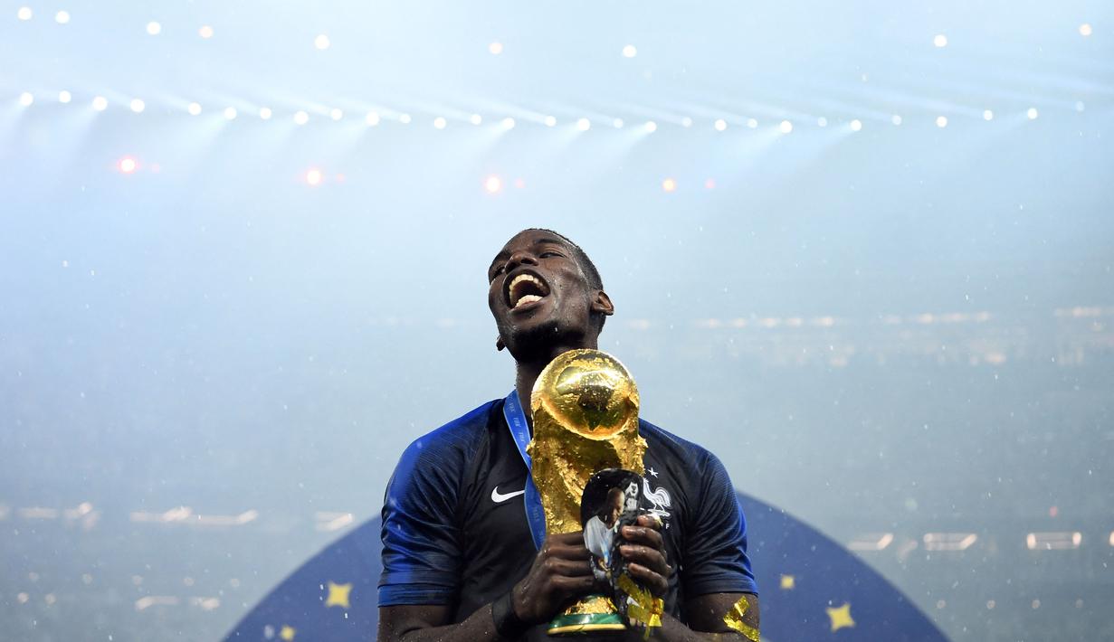 Pogba menjadi andalan Deschamps di Piala Dunia 2018. Pogba mencetak dua gol, salah satunya tercipta di laga final. Hanya saja, Pogba akan absen di Piala Dunia 2022. Pogba mengalami cedera lutut dan tidak punya cukup waktu untuk sembuh. Pogba menunjukkan penurunan performa sejak 2019/2020. Pogba direcoki banyak cedera dan jarang bermain secara reguler pada level klub. (AFP/Franck Fife)