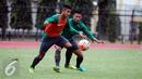 Sejumlah pesepakbola timnas -U 19 berlatih di Stadion UNY, Yogya, Rabu (31/8). Tiga raihan positif saat uji coba dengan hasil tak terkalahkan menjadi modal untuk berlaga di AFF yang akan berlangsung di Vietnam. (Liputan6.com/Boy Harjanto)