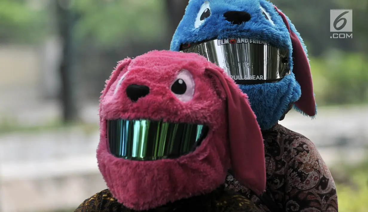 Anggota dari komunitas Elmo And Friends berkonvoi menggunakan sepeda motor di kawasan Menteng, Jakarta, Minggu (11/11). Aksi konvoi tersebut bertujuan mensosialisasikan kepada anak-anak untuk memakai helm sejak dini. (Merdeka.com/ Iqbal S. Nugroho)