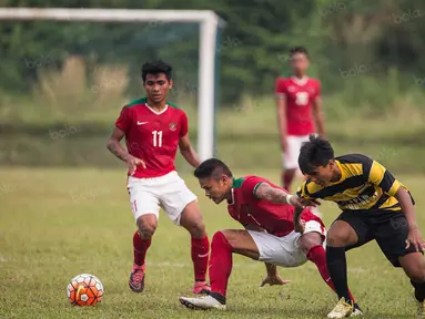 Striker Indonesia U-19, Dimas Drajad, berusaha melewati hadangan pemain PPLM pada laga ujicoba di Lapangan NYTC Sawangan, Depok, Jawa Barat, Jumat (5/8/2016). Indonesia U-19 menang 3-0 atas PPLM. (Bola.com/Vitalis Yogi Trisna)