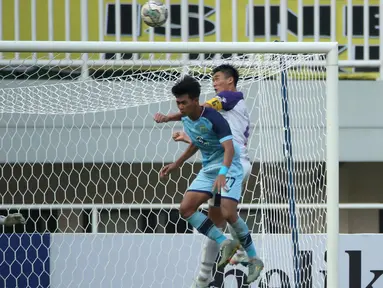 Pemain Persela Lamongan, Malik Risaldi (tengah) berebut bola dengan pemain Persita Tangerang, Syaeful Anwar dalam match day ketiga BRI Liga 1 2021/2022 di Stadion Pakansari, Bogor, Jumat (17/9/2021). Tim Pendekar Cisadane menang tipis 1-0 atas Persela Lamongan. (Bola.com/Ikhwan Yanuar)