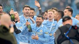 Striker Manchester City, Sergio Aguero, melakukan selebrasi bersama rekannya usai menjuarai Liga Inggris di Stadion Etihad, Minggu (24/5/2021). City menang dengan skor 5-0. (Peter Powell/Pool/AFP)