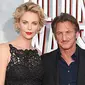 Charlize Theron (38) dan Sean Penn (53) pertama digosipkan pacaran saat keduanya terlihat liburan bareng di Hawaii.