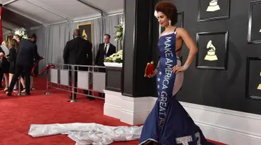 Penyanyi sekaligus komposer Joy Villa mengenakan busana kontroversial pada ajang Grammy Awards 2017 di Los Angeles, Minggu (13/2). Joy Villa melengang di karpet merah dengan dress biru bertuliskan 'Make America Great Again'. (Jordan Strauss/Invision/AP)