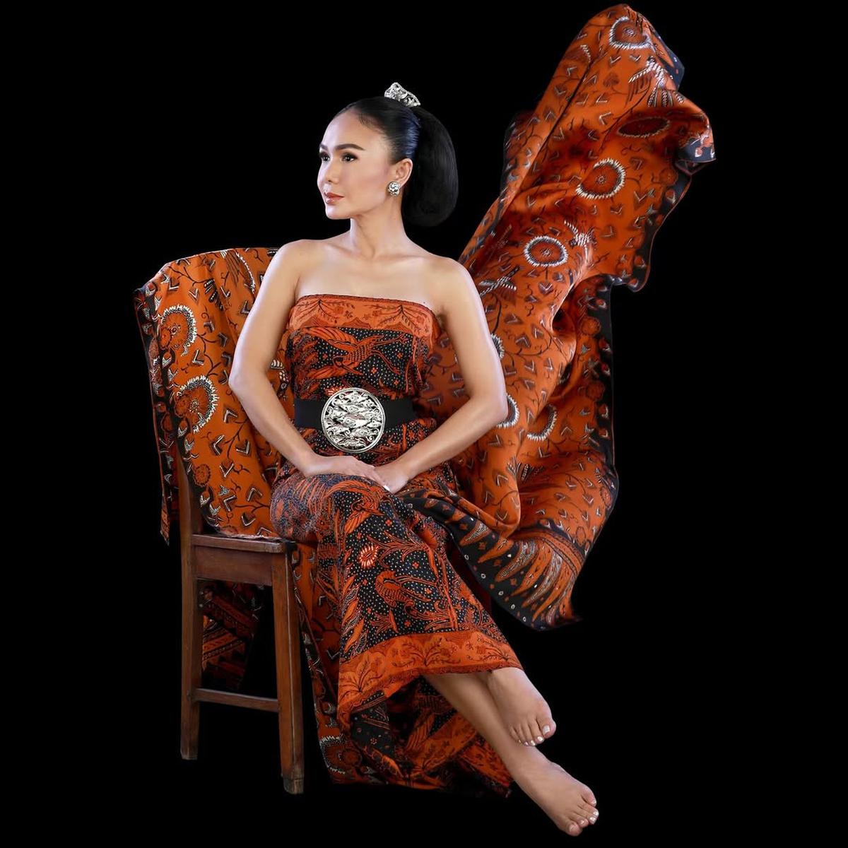 7 Potret Cantik Yuni Shara dengan Kebaya dan Baju Adatnya, Bisa Jadi Inspirasi Tampil Elegan