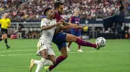 Barcelona menang lewat gol yang dicetak Ousmane Dembele, Fermin Lopez, dan Ferran Torres. (AP Photo/Jeffrey McWhorter)