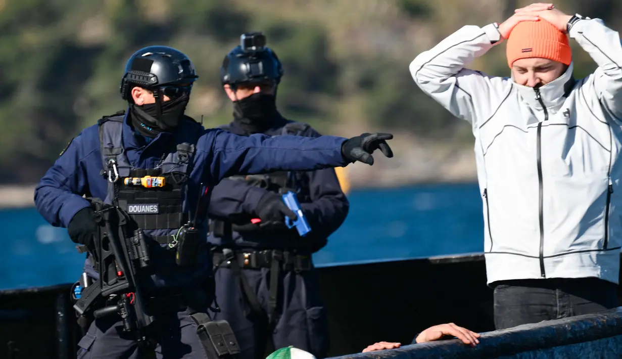 Penjaga Pantai Bea Cukai Prancis saat mengikuti pelatihan menguji rencana pengamanan estafet obor Olimpiade, di lepas pantai kota Toulon, Prancis, pada 24 April 2024. (Christophe SIMON/AFP)