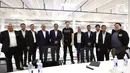 <p>Pendiri SpaceX dan Tesla Elon Musk (kaus hitam) foto bersama dengan Menko Kemaritiman dan Investasi Luhut Binsar Pandjaitan (kelima kiri), Duta Besar Indonesia untuk AS Rosan Roeslani (keempat kiri), Ketua Dewan Pertimbangan Kadin Anindya Novyan Bakrie (keempat kanan) dan para pengusaha Indonesia pada kunjungan kerja ke pabrik Tesla terbesar di Giga Factory Texas Amerika Serikat, Selasa (26/4/2022).  (Liputan6.com/HO/Kadin) </p>