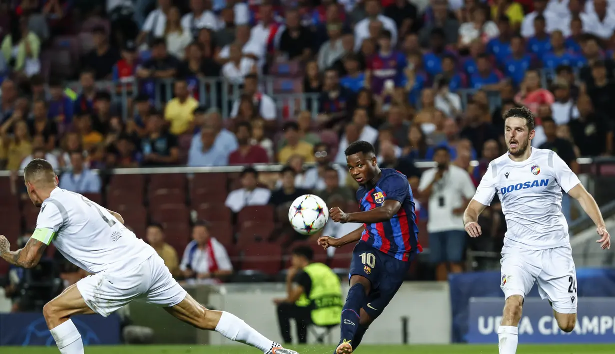 Penyerang Barcelona, Ansu Fati mencoba melakukan tembakan saat bertanding melawan Viktoria Plzen pada pertandingan Grup C Liga Champions di stadion Camp Nou di Barcelona, Spanyol, Kamis (8/9/2022). Dengan kemenangan ini, Barcelona berhasil memimpin klasemen dengan 3 poin. (AP Photo/Joan Monfort)
