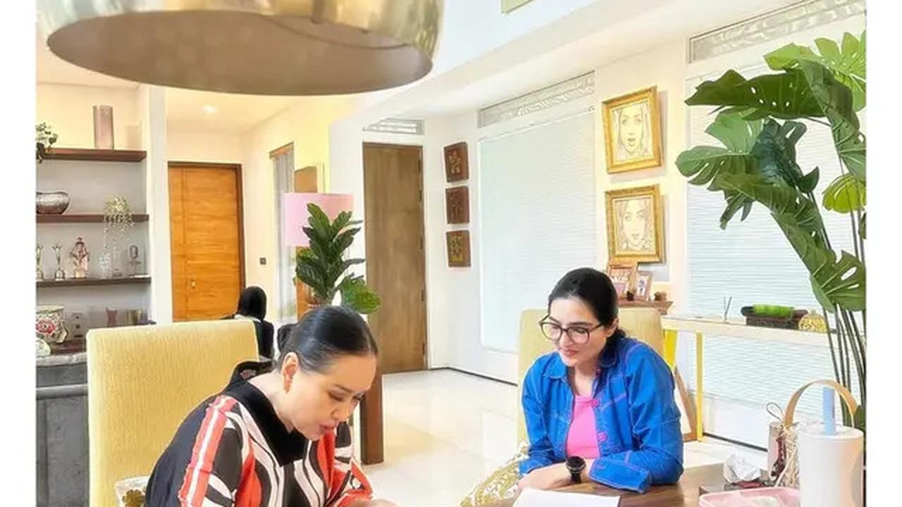 5 Potret Ruang Tengah Estetik di Rumah Titi DJ, Desain Minimalis Modern