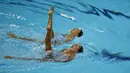 Salah satu aksi atlet renang indah Indonesia, Adela Amanda Nirmala dan Claudia M Suyanto saat melalukan Duet Technical Routine di OCBC Aquatic Centre, Singapura, Selasa (2/6/2015). (Liputan6.com/Helmi Fithriansyah)