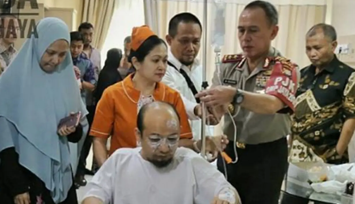 Novel Baswedan saat dipindahkan untuk mendapat perawatan di Rumah Sakit Mitra Keluarga Kelapa Gading, Jakarta Utara, Selasa (11/4). Penyidik senior KPK tersebut menjadi korban penyiraman air keras saat pulang Salat Subuh. (Instagram/@spripimpoldametro)