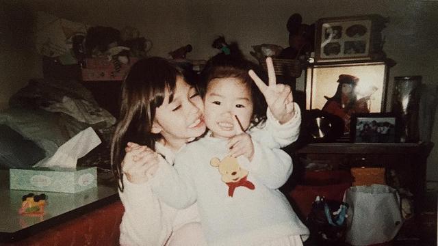 Potret Masa Kecil 6 Artis Wanita dengan Saudara Perempuannya, Menggemaskan