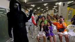 Anggota klub penggemar Star Wars Thailand berpakaian Kylo Ren ketika menghibur anak-anak selama perayaan Star Wars Day di Queen Sirikit National Institute of Child Health, Bangkok, Rabu (4/5). (REUTERS/Chaiwat Subprasom)